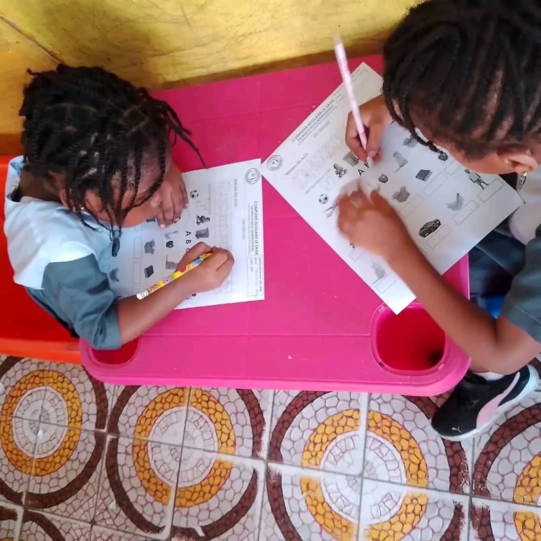 Élèves en classe au Complexe Scolaire Le Sage